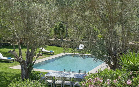 Villa Roger: Schwimmbad, Garten, Gartenmöbel, Resort, Schatten, Hinterhof, Landscaping, Garten, Estate, Stuhl