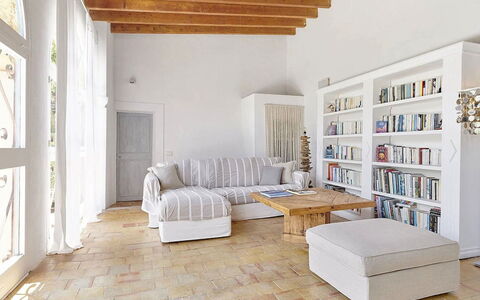 Villa Roger: Möbel, Interior Design, Flooring, Fussboden, Wand, Couch, Holz, Zimmer, Holzboden, Wohnzimmer