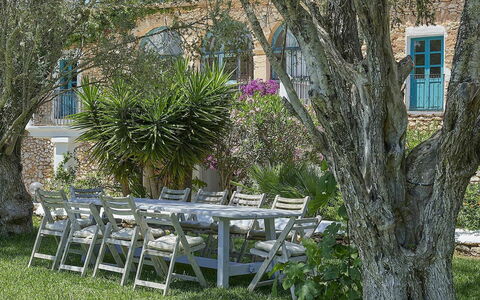 Villa Roger: Möbel, Gartenmöbel, Strauch, Stuhl, Garten, Tabelle, Tisch Im Freien, Schatten, Hinterhof