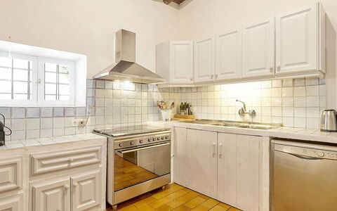 Villa Roger: Küche, Küchengerät, Countertop, Major Appliance, Flooring, Cabinetry, Interior Design, Holz, Haushaltsgerät, Fussboden