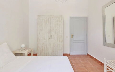 Villa Roger: Fussboden, Flooring, Interior Design, Schlafzimmer, Bett, Möbel, Zimmer, Bettdecke, Bedding, Zuhause