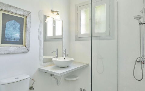 Villa Roger: Badezimmer, Armatur, Wand, Bad Sink, Interior Design, Sinken, Spiegel, Toilette, Flooring, Fussboden