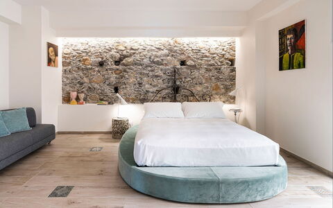Casa Pink: Möbel, Interior Design, Flooring, Fussboden, Wand, Schlafzimmer, Bett, Holz, Zimmer, Decke