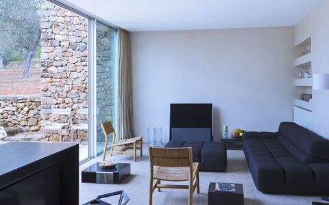 Villa Cave: Möbel, Flooring, Wand, Interior Design, Fussboden, Couch, Holz, Wohnzimmer, Zimmer
