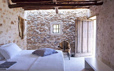 Villa Cave: Wand, Steinwand, Decke, Schlafzimmer, Linens, Bedding, Bett, Kissen, Gips, Bettdecke