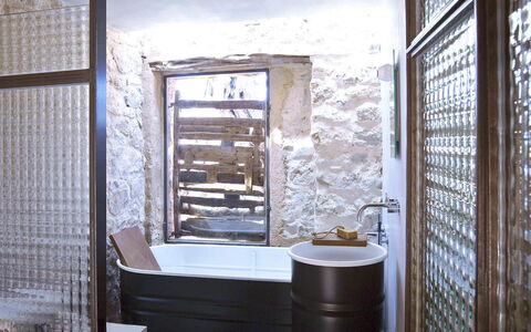 Villa Cave: Wand, Armatur, Flooring, Badezimmer, Interior Design, Beleuchtung, Fussboden, Verbundwerkstoff, Installation, Badewanne