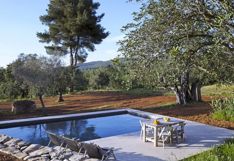 Villa Cave: Schwimmbad, Garten, Schatten, Landscaping, Gartenmöbel, Water Feature, Hinterhof, Sonnenliege, Reflecting Pool, Resort