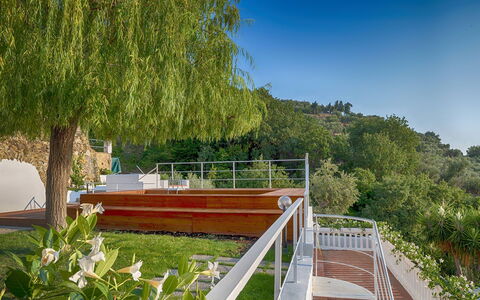Mermaid Villa: Geländer, Garten, Schatten, Balkon, Veranda, Zaun, Landscaping, Garten, Gartenmöbel, Eco Hotel