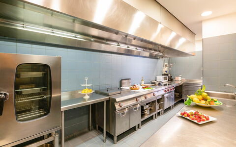 Relais Nike: Küche, Küchengerät, Countertop, Major Appliance, Beleuchtung, Herd, Essen, Herd, Decke