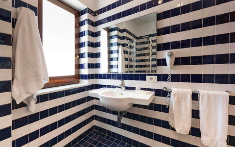 Relais Nike: Blau, Interior Design, Badezimmer, Flooring, Armatur, Fussboden, Bad Sink, Fliese, Verbundwerkstoff, Installation