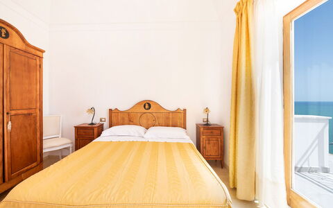 Relais Nike: Fussboden, Schlafzimmer, Flooring, Meer, Bettdecke, Wohnung, Bedding, Bett, Ozean, Bettrahmen
