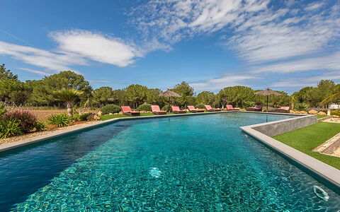 Villa Castiglioni: Blau, Wasser, Schwimmbad, Garten, Reflexion, Landscaping, Water Feature, Resort, Tropen, Teich