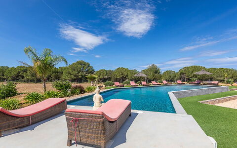 Villa Castiglioni: Blau, Landschaft, Garten, Landscaping, Rasen, Schwimmbad, Park, Eco Hotel, Resort, Kunstrasen