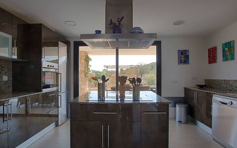 Villa Castiglioni: Möbel, Küche, Countertop, Küchengerät, Cabinetry, Flooring, Interior Design, Holz, Fussboden, Major Appliance