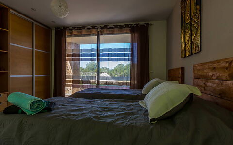 Villa Castiglioni: Bett, Möbel, Interior Design, Bedding, Schlafzimmer, Bettdecke, Zimmer, Holz, Fussboden, Flooring