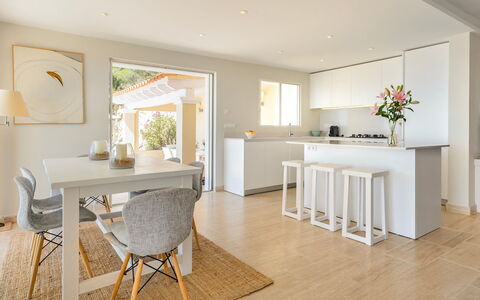 Villa Beleza: Möbel, Flooring, Interior Design, Fussboden, Holz, Küche & Esszimmer Tisch, Stuhl, Tabelle, Esszimmer, Countertop