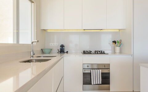 Villa Beleza: Küche, Countertop, Küchengerät, Interior Design, Holz, Flooring, Major Appliance, Cabinetry, Fussboden, Zapfhahn
