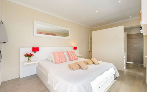 Villa Beleza: Möbel, Bett, Interior Design, Schlafzimmer, Wand, Fussboden, Flooring, Holz, Zimmer, Decke