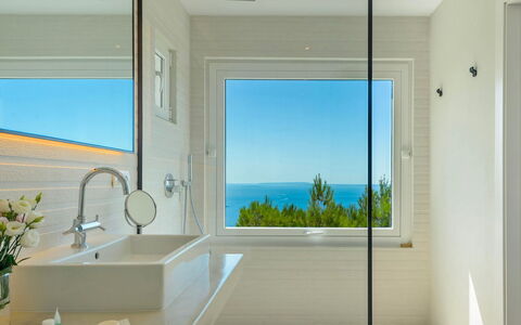 Villa Beleza: Interior Design, Armatur, Flooring, Fussboden, Beleuchtung, Glas, Badezimmer, Decke, Zapfhahn, Installation