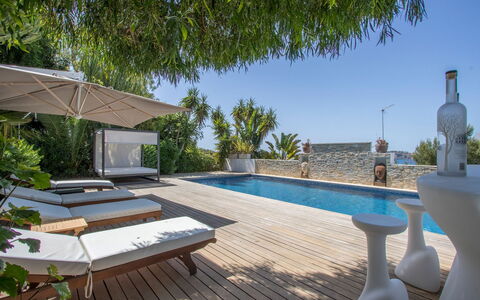 Villa Ilona: Schwimmbad, Gartenmöbel, Resort, Möbel, Sonnenliege, Regenschirm, Stuhl, Eco Hotel, Schatten, Estate
