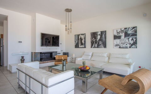 Villa Ilona: Möbel, Interior Design, Couch, Flooring, Fussboden, Wohnzimmer, Decke, Zimmer, Tabelle, Zuhause