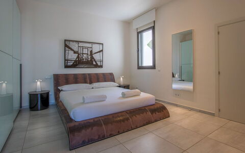 Villa Ilona: Bett, Interior Design, Schlafzimmer, Fussboden, Möbel, Flooring, Bedding, Bettdecke, Zimmer, Holz