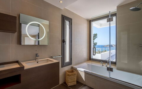 Villa Ilona: Badezimmer, Armatur, Interior Design, Flooring, Sinken, Fussboden, Zapfhahn, Bad Sink, Spiegel, Installation