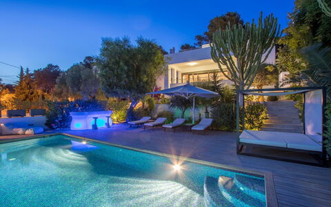 Villa Ilona: Schwimmbad, Blau, Baum, Resort, Eco Hotel, Gartenmöbel, Estate, Landscaping, Villa, Water Feature