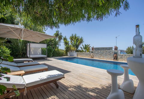 Villa Ilona: Schwimmbad, Gartenmöbel, Resort, Möbel, Sonnenliege, Regenschirm, Stuhl, Eco Hotel, Schatten, Estate