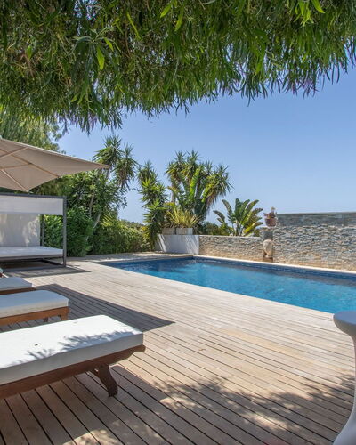 Villa Ilona: Schwimmbad, Gartenmöbel, Resort, Möbel, Sonnenliege, Regenschirm, Stuhl, Eco Hotel, Schatten, Estate