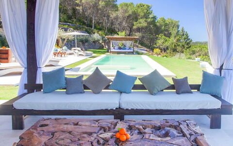 Villa Blueberry: Möbel, Gartenmöbel, Resort, Freizeit, Schatten, Schwimmbad, Eco Hotel, Stuhl, Hotel, Natürliches Material
