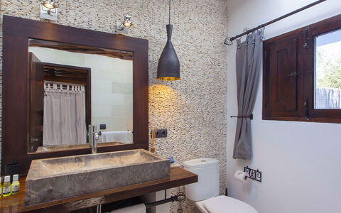 Villa Blueberry: Badezimmer, Interior Design, Armatur, Bad Sink, Wand, Sinken, Flooring, Zapfhahn, Spiegel, Light Fixture