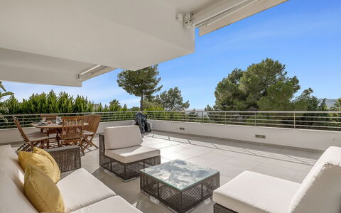 Villa Relaja: Möbel, Gartenmöbel, Stuhl, Wohnung, Schatten, Balkon, Resort, Estate, Tisch Im Freien, Terrasse