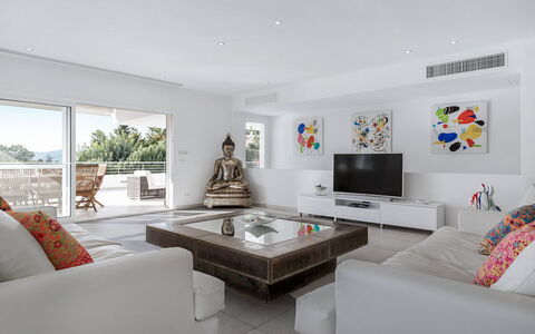 Villa Relaja: Möbel, Interior Design, Couch, Wand, Flooring, Wohnzimmer, Decke, Fussboden, Holz, Tabelle