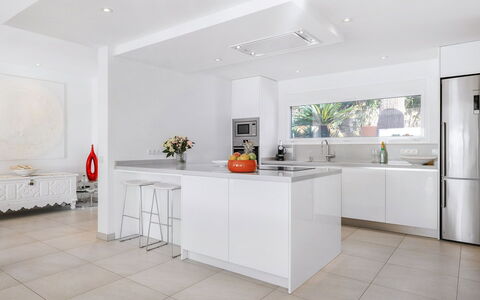 Villa Relaja: Küche, Interior Design, Countertop, Küchengerät, Flooring, Fussboden, Cabinetry, Möbel, Holz, Major Appliance