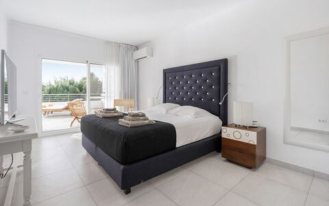 Villa Relaja: Möbel, Bett, Interior Design, Schlafzimmer, Flooring, Fussboden, Zimmer, Bettdecke, Bedding, Decke