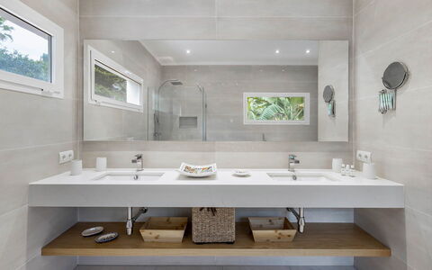 Villa Relaja: Badezimmer, Bad Sink, Armatur, Sinken, Interior Design, Flooring, Countertop, Badezimmerschrank, Zapfhahn, Spiegel