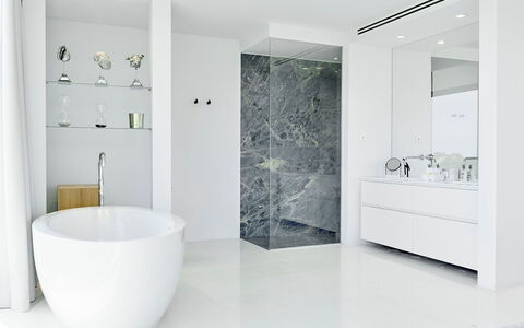 Villa Splendente: Interior Design, Flooring, Wand, Fussboden, Armatur, Badezimmer, Decke, Zuhause, Fliese, Badezimmerschrank