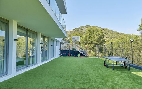 Villa Splendente: Kunstrasen, Balkon, Zaun, Villa, Eco Hotel, Hotel