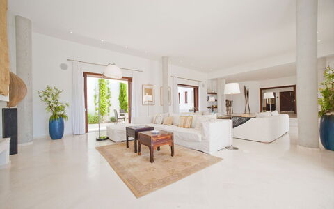 Villa Alessia: Flooring, Fussboden, Interior Design, Möbel, Wohnzimmer, Zuhause, Couch, Decke, Die Architektur, Wohnung
