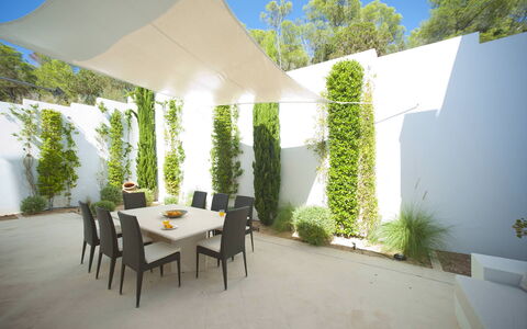 Villa Alessia: Schatten, Garten, Stuhl, Gartenmöbel, Landscaping, Hinterhof, Hof, Eco Hotel, Kunstrasen, Outdoor Struktur