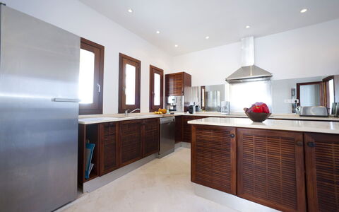 Villa Alessia: Küche, Holz, Flooring, Cabinetry, Countertop, Interior Design, Decke, Fussboden, Möbel, Küchengerät