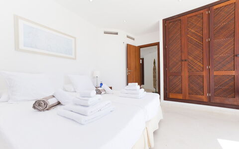 Villa Alessia: Interior Design, Fussboden, Decke, Wohnung, Bett, Schlafzimmer, Holzbeize, Hotel, Bedding, Hartholz