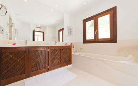 Villa Alessia: Flooring, Holz, Fussboden, Interior Design, Armatur, Badezimmerschrank, Zapfhahn, Badewanne, Installation, Badezimmer