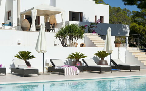 Villa Alessia: Gartenmöbel, Sonnenliege, Resort, Dekokissen, Schwimmbad, Design, Hotel, Kissen