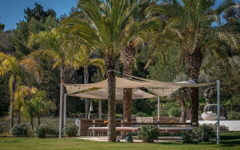 Villa Fabula: Schatten, Garten, Überdachung, Outdoor Struktur, Gazebo, Gartenmöbel, Landscaping, Pavillon, Rasen, Garten