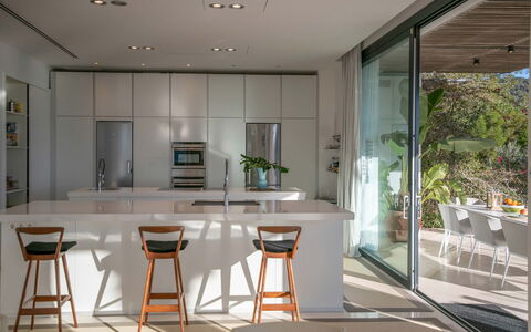 Villa Fabula: Möbel, Interior Design, Küche, Flooring, Fussboden, Countertop, Holz, Decke, Stuhl, Küchengerät