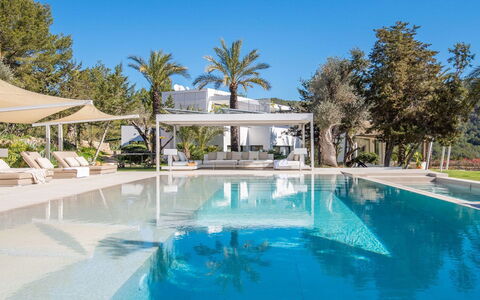 Villa Fabula: Schwimmbad, Baum, Resort, Schatten, Eco Hotel, Gartenmöbel, Estate, Hotel, Villa