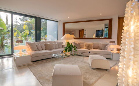 Villa Fabula: Möbel, Interior Design, Couch, Flooring, Fussboden, Wohnzimmer, Wand, Tabelle, Zimmer, Holz