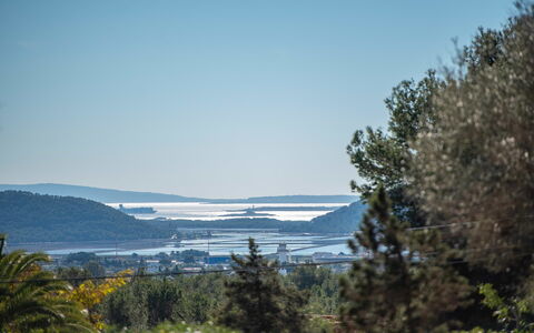 Villa Fabula: Himmel, Blau, Wasservorräte, Blatt, Vegetation, Horizont, Landschaft, Ökoregion, Pflanzengemeinschaft, Bank